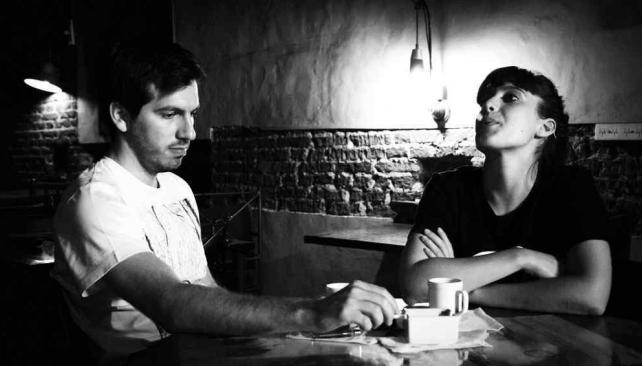 Santiago Zapata y Julieta Aiello interpretan a dos jóvenes que comparten una noche de charla y cigarrillos. 