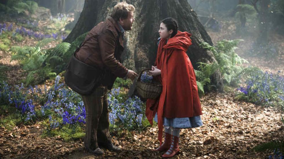 James Corden es el panadero y Lilla Crawford como Caperucita Roja.